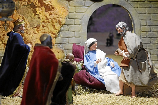 La Navidad cobra pleno sentido esta noche cuando de manera simbólica nacerá el Niño Dios en todos los pesebres que fueron construidos en los hogares para recordar ese momento especial en el que el hijo de Dios se hizo hombre, con el objetivo de traer un mensaje nuevo a la humanidad, en el que el amor a los demás es lo fundamental. Que la solidaridad, el perdón y el amor verdadero reinen en las familias y en la sociedad, en general, es el mensaje profundo de la Navidad. La Navidad cobra pleno sentido esta noche cuando de manera simbólica nacerá el Niño Dios en todos los pesebres que fueron construidos en los hogares para recordar ese momento especial en el que el hijo de Dios se hizo hombre, con el objetivo de traer un mensaje nuevo a la humanidad, en el que el amor a los demás es lo fundamental. Que la solidaridad, el perdón y el amor verdadero reinen en las familias y en la sociedad, en general, es el mensaje profundo de la Navidad.