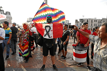 Perú completa un mes en estado de excepción, medida que fue dictada y extendida ayer por la presidenta, Dina Boluarte, con el objetivo de contener las protestas en su contra, en las cuales ya han muerto cerca de 50 personas. Así busca apaciguar el país, mientras se anuncia que nuevas marchas irán hasta Lima desde el sur del país. Los manifestantes, seguidores del expresidente Pedro Castillo, exigen que se hagan elecciones generales inmediatas. Perú completa un mes en estado de excepción, medida que fue dictada y extendida ayer por la presidenta, Dina Boluarte, con el objetivo de contener las protestas en su contra, en las cuales ya han muerto cerca de 50 personas. Así busca apaciguar el país, mientras se anuncia que nuevas marchas irán hasta Lima desde el sur del país. Los manifestantes, seguidores del expresidente Pedro Castillo, exigen que se hagan elecciones generales inmediatas.