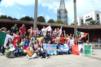 El programa Manizales Campus Universitario y el Sistema Universitario de Manizales dieron la bienvenida a 38 estudiantes internacionales que llegaron a la ciudad para un intercambio académico. Provienen de México, España, Perú, Chile, Argentina y Ecuador. Esta estrategia va encaminada a posicionar a Manizales como un destino académico internacional. El programa Manizales Campus Universitario y el Sistema Universitario de Manizales dieron la bienvenida a 38 estudiantes internacionales que llegaron a la ciudad para un intercambio académico. Provienen de México, España, Perú, Chile, Argentina y Ecuador. Esta estrategia va encaminada a posicionar a Manizales como un destino académico internacional.