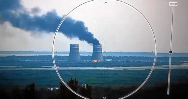 Ucrania advirtió ayer que aunque fue controlado el incendio en la central nuclear Zaporiyia y el nivel de radioactividad se normalizó, la presencia de tropas rusas controlando la planta y usándola como base militar para amenazar a Europa y al resto del mundo, demandan que la comunidad internacional actúe. El presidente, Volodímir Zelenski, responsabilizó a Rusia de iniciar el fuego y aseguró que solo el control ucraniano puede garantizar la normalidad y la seguridad en la central. Ucrania advirtió ayer que aunque fue controlado el incendio en la central nuclear Zaporiyia y el nivel de radioactividad se normalizó, la presencia de tropas rusas controlando la planta y usándola como base militar para amenazar a Europa y al resto del mundo, demandan que la comunidad internacional actúe. El presidente, Volodímir Zelenski, responsabilizó a Rusia de iniciar el fuego y aseguró que solo el control ucraniano puede garantizar la normalidad y la seguridad en la central.