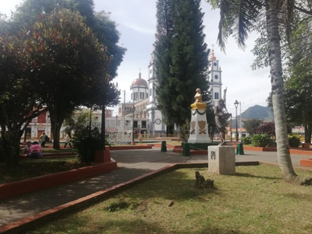 Riosucio le da apertura hoy al Encuentro de la Palabra. Ya son cuatro décadas contando historias y anécdotas; compartiendo tradiciones; auscultando la vida de personajes locales, regionales y nacionales, y con expresiones como poesía, música, danza, cine, canto y teatro para rescatar la cultura de este pueblo. El Encuentro se extenderá hasta el domingo. Riosucio le da apertura hoy al Encuentro de la Palabra. Ya son cuatro décadas contando historias y anécdotas; compartiendo tradiciones; auscultando la vida de personajes locales, regionales y nacionales, y con expresiones como poesía, música, danza, cine, canto y teatro para rescatar la cultura de este pueblo. El Encuentro se extenderá hasta el domingo.