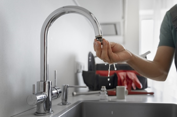 Aguas de Manizales inicia hoy a las 8:00 de la noche una suspensión programada del servicio de agua, que irá hasta el lunes en la tarde y afectará a cerca de 220 mil personas. Debe reparar una filtración detectada en una válvula de acueducto en el sector de Riduco (parte alta de La Enea), que empalma las dos tuberías que abastecen la ciudad. Los afectados serán 93 barrios y 5 veredas. Recomienda abastecerse sin colapsar el suministro, es decir recoger agua solo para las actividades esenciales. Aguas de Manizales inicia hoy a las 8:00 de la noche una suspensión programada del servicio de agua, que irá hasta el lunes en la tarde y afectará a cerca de 220 mil personas. Debe reparar una filtración detectada en una válvula de acueducto en el sector de Riduco (parte alta de La Enea), que empalma las dos tuberías que abastecen la ciudad. Los afectados serán 93 barrios y 5 veredas. Recomienda abastecerse sin colapsar el suministro, es decir recoger agua solo para las actividades esenciales.