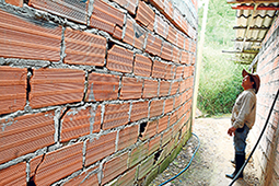 35 familias se encuentran en riesgo por el hundimiento y agrietamiento de casas y los asentamientos del terreno en la vereda Bocas, sector El Planchón de Aguadas, a orillas del río Cauca en límites con La Pintada (Antioquia). Requieren una pronta reubicación, antes de que llegue la temporada invernal, a la que le temen porque es un problema que está mostrando signos de alerta desde el año 2012. En estos casos la Alcaldía y la Gobernación de Caldas deben actuar con urgencia. 35 familias se encuentran en riesgo por el hundimiento y agrietamiento de casas y los asentamientos del terreno en la vereda Bocas, sector El Planchón de Aguadas, a orillas del río Cauca en límites con La Pintada (Antioquia). Requieren una pronta reubicación, antes de que llegue la temporada invernal, a la que le temen porque es un problema que está mostrando signos de alerta desde el año 2012. En estos casos la Alcaldía y la Gobernación de Caldas deben actuar con urgencia.