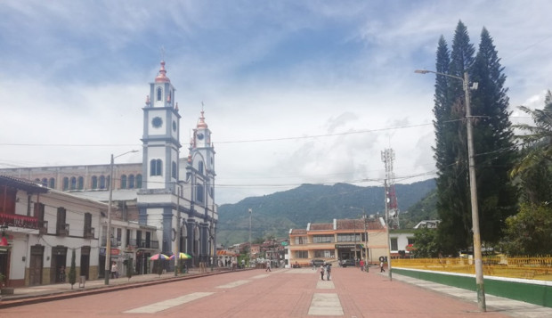 En la Plazoleta de Banderas del Parque La Candelaria en Riosucio se desarrollarán hoy y mañana las actividades de la penúltima parada de la edición 41 del Festival Departamental de Bandas Estudiantiles de Música de Caldas que ha recorrido las subregiones del departamento. En Riosucio participan unos 600 intérpretes que llegan a mostrar lo mejor de las bandas estudiantiles de música del Alto Occidente. El Festival concluye el próximo fin de semana en Neira. En la Plazoleta de Banderas del Parque La Candelaria en Riosucio se desarrollarán hoy y mañana las actividades de la penúltima parada de la edición 41 del Festival Departamental de Bandas Estudiantiles de Música de Caldas que ha recorrido las subregiones del departamento. En Riosucio participan unos 600 intérpretes que llegan a mostrar lo mejor de las bandas estudiantiles de música del Alto Occidente. El Festival concluye el próximo fin de semana en Neira.