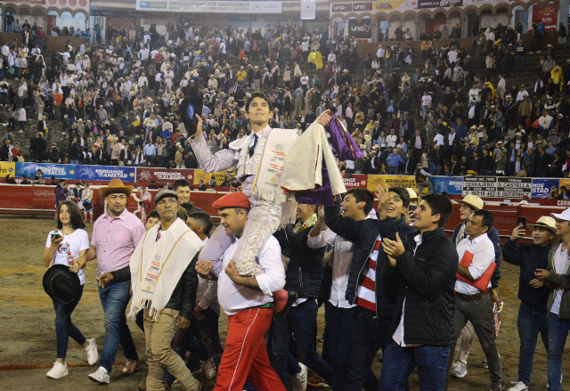 Sebastián Castella salió en hombros ayer de la Plaza de Toros de Manizales luego de cortarle las dos orejas al toro Descarriado de la ganadería Las Ventas del Espíritu Santo. Sebastián Castella salió en hombros ayer de la Plaza de Toros de Manizales luego de cortarle las dos orejas al toro Descarriado de la ganadería Las Ventas del Espíritu Santo.