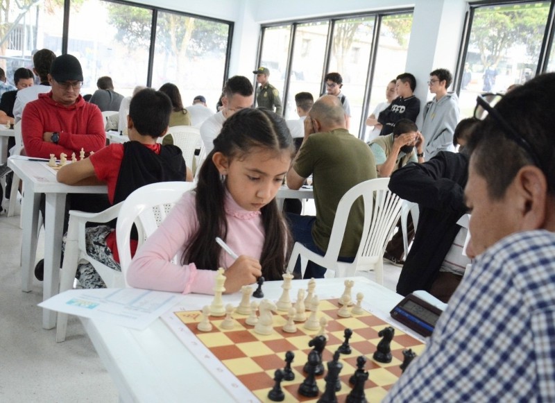 Ella es Sofía Marieth Cardona Garcés, la pequeña de 7 años de edad que ya mueve las fichas en el Internacional de Ajedrez de la Feria. Ella es Sofía Marieth Cardona Garcés, la pequeña de 7 años de edad que ya mueve las fichas en el Internacional de Ajedrez de la Feria.