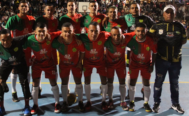 La cancha de El Guamal se llenó el sábado para ver la final del XXII Nacional de Microfútbol de la Feria. La cancha de El Guamal se llenó el sábado para ver la final del XXII Nacional de Microfútbol de la Feria.