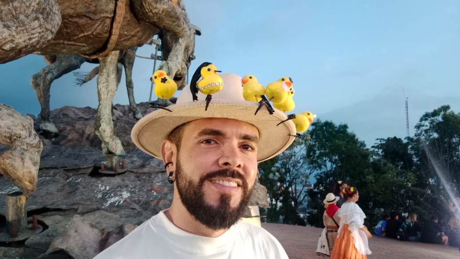 Giovanny Valencia luce con orgullo diferentes estilos de pato. Giovanny Valencia luce con orgullo diferentes estilos de pato.