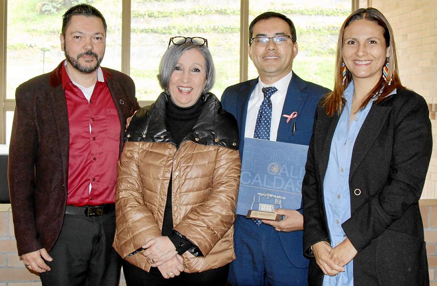 Gonzalo Taborda Ocampo, vicerrector de Investigaciones; Luisa Fernanda Giraldo Zuluaga, rectora encargada y Walter Antonio Arboleda Ruiz, docente investigador.