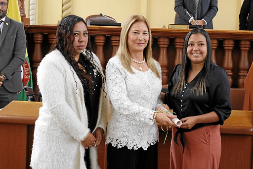 El Instituto Latinoamericano de Manizales fue galardonado por sus procesos educativos innovadores que fortalecen la inclusión de estudiantes en condiciones especiales. Recibieron la mención la rectora, María Eugenia García, y la líder del proyecto Cuidando Huellas, Norma Valencia Ángel, de manos de la diputada Jessica Silvana Quiroz.