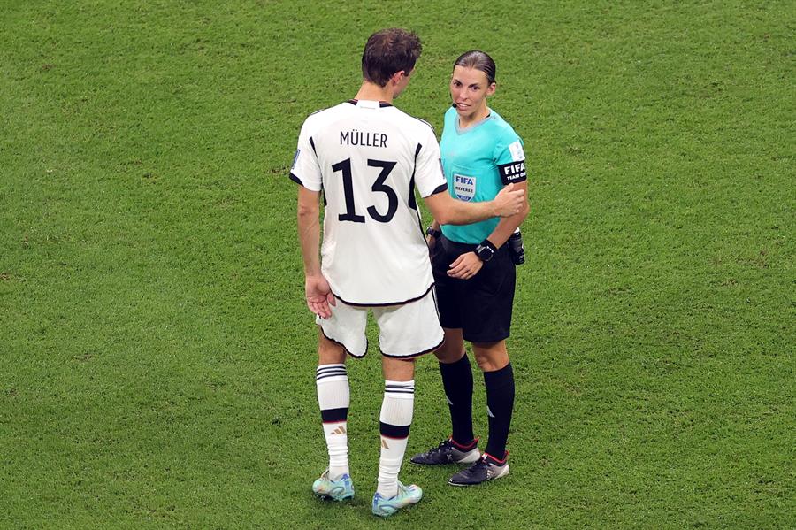 Por primera vez en la historia un grupo arbitral conformado solo por mujeres dirige un partido del Mundial de Fútbol