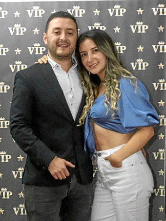 Luis Felipe Arias Herrera, coordinador de la oficina de egresados, y Natalia Tejada, coordinadora de Emprendimiento IES CINOC.