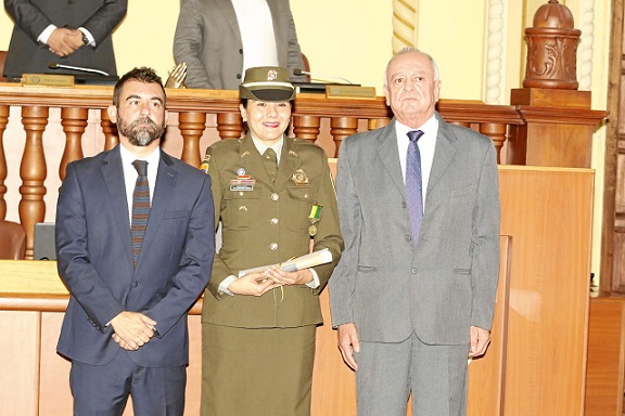 María Constanza Cañas López, subintendente de la Policía Nacional, miembro del grupo de Protección a Personas del Departamento de Caldas, cuya encomiable labor, dedicación y profesionalismo la han convertido en una pieza fundamental del equipo de protección y seguridad. La acompañan los diputados Hernán Alberto Bedoya Cadavid y Diego Cardona Arango. María Constanza Cañas López, subintendente de la Policía Nacional, miembro del grupo de Protección a Personas del Departamento de Caldas, cuya encomiable labor, dedicación y profesionalismo la han convertido en una pieza fundamental del equipo de protección y seguridad. La acompañan los diputados Hernán Alberto Bedoya Cadavid y Diego Cardona Arango.