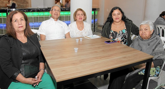 Eliza López, David Cano, Cristina Galvis, Natalia Ospina y Ana Beatriz Rodríguez. Eliza López, David Cano, Cristina Galvis, Natalia Ospina y Ana Beatriz Rodríguez.