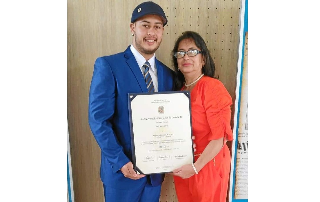 Alejandro González Alarcón recibió su título como Ingeniero Civil. Lo acompaña su madre Adriana Alarcón.