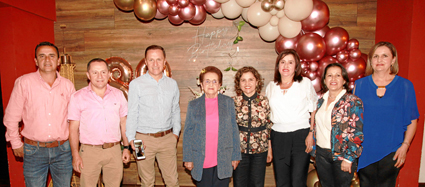 Blanca Míriam Patiño, acompañada de sus hijos: Jorge Hernán, Filiberto, Blanca Míriam, Freddy, Cielo, María Eugenia, Nancy, y Liliana Arango Patiño.