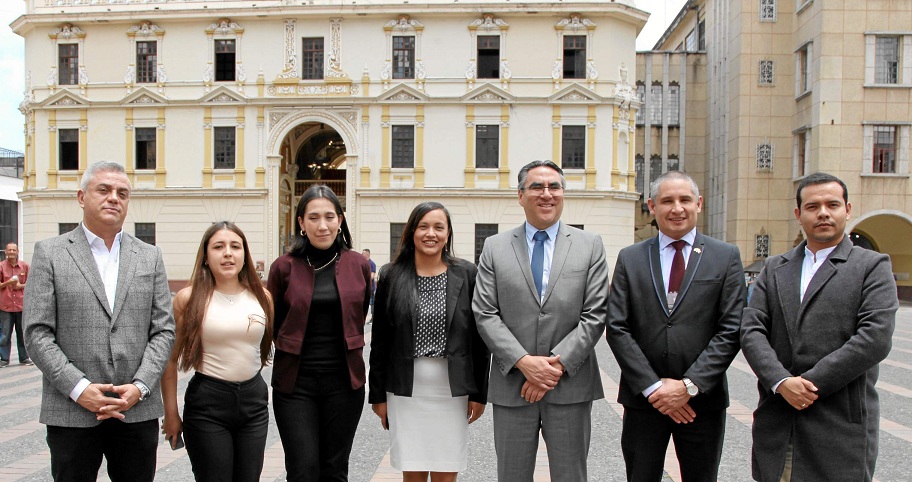 Delegación de la Embajada de Perú: Alexánder Sánchez, Valeria Carvajal, Camila Bastidas, Yolanda Sánchez, Mariano Lópe, Luis Alfonso Chala y Federico Tangarife, representante de la Universidad Autónoma.