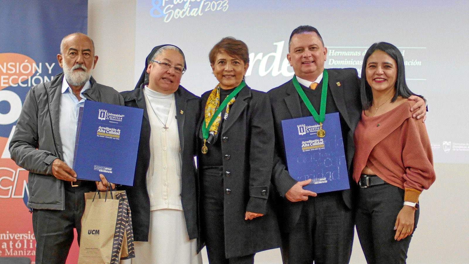 Neftaly Zapata Delgado, hermana Gloria Estela Rolón Díaz, vicerrectora académica; Esperanza Trejos Ortiz, doctor Carlos Alberto Pabón Meneses y doctora Elizabeth Hernández Vargas.