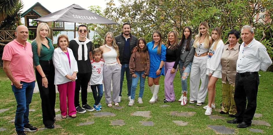 Lina Marcela Cifuentes celebró su cumpleaños con un almuerzo en el restaurante Cortesana, la acompañan: Jorge Quintero, Andrea Quintero, Aceneth Buitrago, Nicolás Cifuentes, Martín Quintero, la festejada, Víctor Araque, María Paz Ocampo, Sandra Paola Cifuentes, Consuelo Salazar, Luciana Arango, Milena Cifuentes, Samantha Arango, Aliria Orozco y Nicolás Cifuentes.