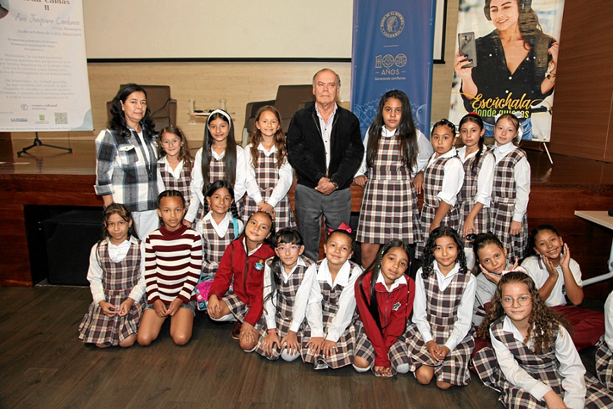 Estudiantes del colegio Perpetuo Socorro, de Manizales, junto a Albeiro Valencia Llano.