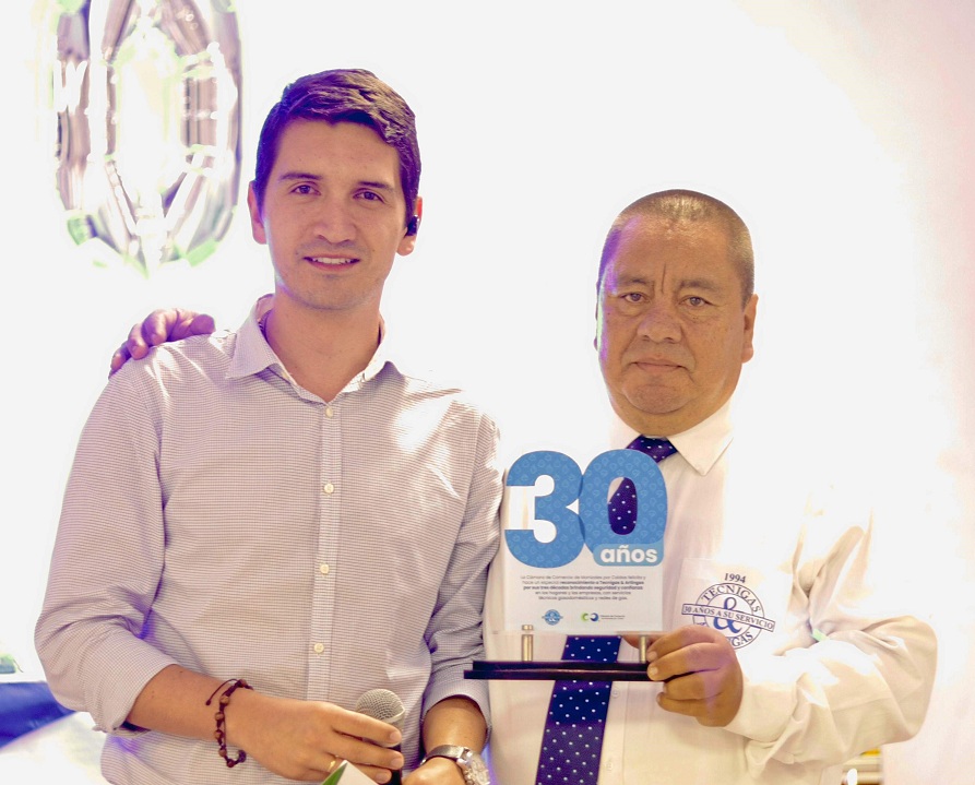 Martín Felipe Restrepo y Alberto Casallas. Reconocimiento por parte de la Cámara de Comercio de Manizales por Caldas a Tecnigas &amp; Artingas en sus 30 años.