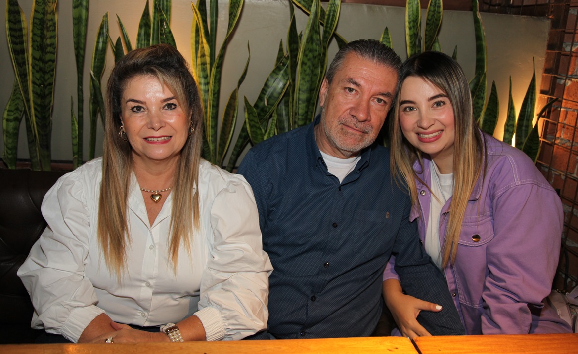 María Gladys Quintero, Javier Mora y María Carolina Mora.