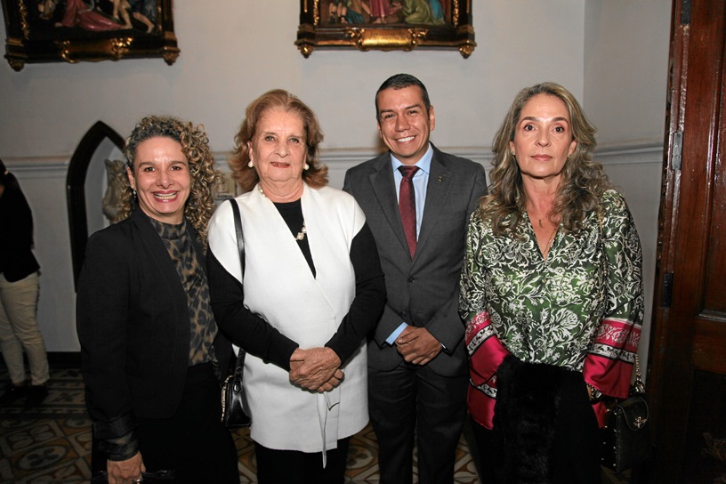 Paula Londoño, Elvira Escobar de Restrepo, Juan José Silva y Clemencia Gómez de Restrepo. Paula Londoño, Elvira Escobar de Restrepo, Juan José Silva y Clemencia Gómez de Restrepo.