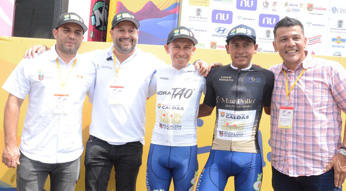 Jairo Acevedo, presidente de la Liga Caldense de Ciclismo; Andrés Duque, secretario del Deporte de Caldas; Dídier Chaparro, ciclista; Juan Felipe Rodríguez, ciclista; y Diego Fernando Espinosa , secretario del Deporte de Manizales.