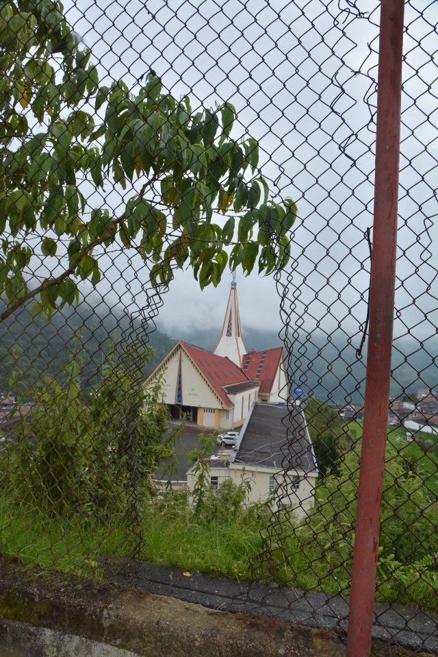 La malla de la cancha, que da hacia la Iglesia de Fátima, tiene un hueco por donde se pueden perder los balones. 