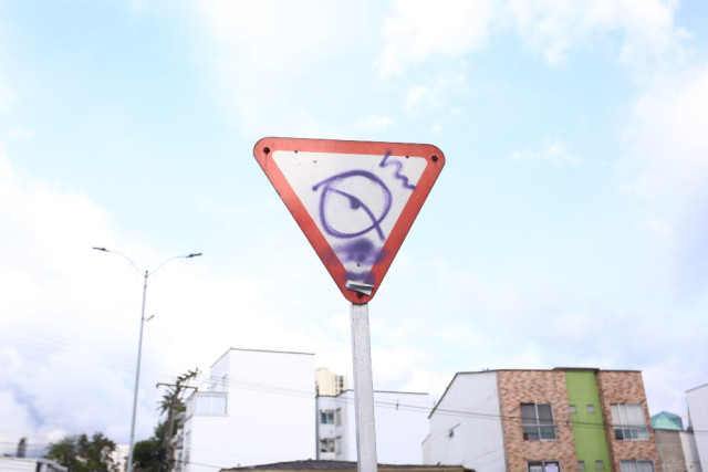 señales de tránsito vandalizadas en manizales