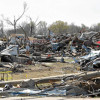 La gente camina sobre la devastación que causó un tornado en Rolling Fork, Mississippi.