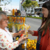 Soralba Cárdenas le vendió a Alexandra Jiménez una porción de frutas para complementar su alimentación.