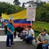 Las personas se ubicaron a un costado de la vía y esperan a Autopistas del Café.