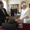 Foto / EFE / LA PATRIA  El papa Francisco recibió como regalo un café colombiano y una ruana, prenda característica del altiplano de Cundinamarca y considerada un símbolo nacional, de manos del presidente colombiano, Gustavo Petro.