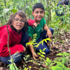 Los niños en San José, municipio dele occidente de Caldas, se familiarizan con las especies por sembrar. El propósito es aportar en la protección de las fuentes hídricas. 