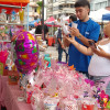 Los vendedores informales ofrecen anchetas, globos, peluches y artesanías para la celebración del Amor y la Amistad. Se ubicaron al frente de la Basílica Nuestra Señora de las Mercedes de Chinchiná.
