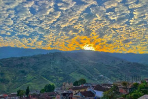 Un colorido crepúsculo se disfrutó en el norte de Caldas para despedir agosto. Pácora Ventana al Cielo capturó esta postal desde la tierra de las matracas.