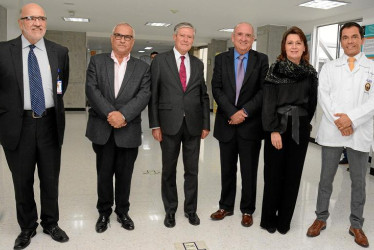 Óscar Jaramillo Robledo, director de Educación e Investigación del SES Hospital Universitario de Caldas; Darío Gómez Jaramillo, de la Cruz Roja - Seccional Caldas; Aurelio Calderón Marulanda y Richard Jaramillo Villegas, ambos de la junta directiva del SES; Ángela María Toro, gerente del SES; y Juan Felipe Valencia Ríos, director científico del SES.