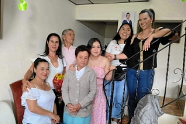 Elvira Quintero festejó su cumpleaños en compañía de sus amigas. En la imagen: Olga Quintero, la homenajeada, Jesús María Arango, Clarisa Quintero,Guadalupe Rodríguez, Valentina Aristizábal y Nubia Quintero.