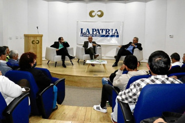 En el conversatorio del libro estuvieron Fernado Ramírez, editor de noticias de LA PATRIA; Osvaldo Hernández, escritor del libro y Mario Cesar Otálvaro, periodista deportivo.