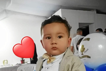 El bautizo del niño Emiliano Sánchez Barco en la Iglesia del barrio El Carmen. Sus familiares celebraron con una reunion familiar.