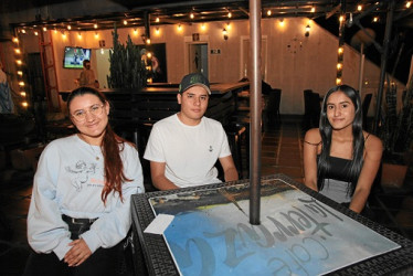 Foto | Argemiro Idárraga | LA PATRIA ​​​​​​​María Camila Hincapié, Brayan Valencia y Manuela Londoño se reunieron en el Café la Terraza.