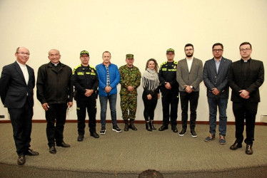 Foto/ Argemiro Idárraga /LA PATRIA  Óscar Humberto Manrique, párroco del Batallón; presbítero Rigoberto Rivera Ocampo, coronel Diego Enrique Fontal Cornejo, comandante de la Policía Metropolitana; Carloman Londoño Llano, secretario de Medio Ambiente de Manizales; teniente Coronel José Francisco Candela Acosta, comandante del Batallón Ayacucho; Paula Londoño Vallejo, secretaria de Cultura de Caldas; teniente coronel Harold Melo, Jesús David Londoño Bedoya, secretario Tic y Competitividad; Juan David Montes, 