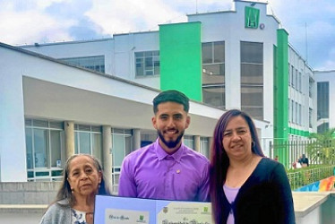 Sebastián Ruiz Hernández obtuvo su título del postgrado en Gerencia de Mercadeo y Ventas. Lo acompañaron su abuela, María Neyda Cañón Sierra; y su madre, Blanca Nidia Hernández Cañón.