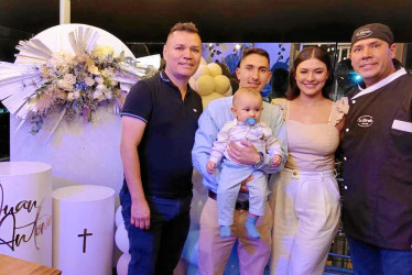 En el restaurante La Shiraka, ubicado en El Cable, familiares de Juan Antonio Arias se reunieron para celebrar su bautizo. De izquierda a Derecha: Jaime Alberto Llano García, Christian Arias, Juan Antonio Arias, Mariana Sarmiento y Mauricio Llano García.