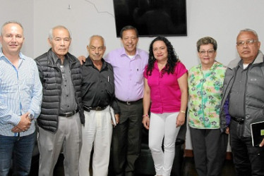 Foto | Argemiro Idárraga | LA PATRIA Leonardo César Hurtado Arias, presidente saliente de la Asociación de Policías Retirados y Pensionados; Carlos Arturo Correa, nuevo presidente; Jorge Arturo Betancur Martínez, vocal; José Dimas Velázquez, tesorero; José Hernán Patiño Gómez, vocal; Diana Lucía Colorado Giraldo, secretaria Asporcal; Luz Marina Bermúdez Salazar, vocal; Luis Carlos Valencia Palacio, fiscal; y Albeiro Gutiérrez Pimienta, vicepresidente. Integrantes de la nueva Junta Directiva de Asporcal para