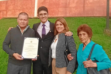 Fotos | Cortesía | LA PATRIA Jhon Fernando Niño recibió su título de la Especialización en Dirección de Producción y Operaciones. Lo acompañan sus padres Jhon Jairo Niño y Alba Lucía Usma Montoya, y su abuela Ofelia Montoya de Usma.