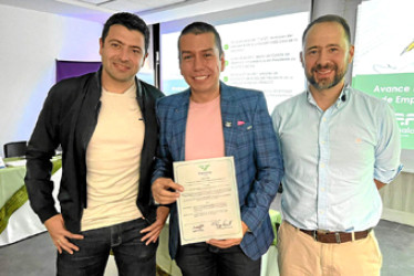 Foto | Cortesía Fenalco | LA PATRIA La Junta Directiva de Fenalco Caldas, realizó en la sesión del mes de abril, un reconocimiento especial a Juan José Silva Serna, director ejecutivo saliente de la entidad, por su aporte al gremio y por los logros alcanzados durante los dos años y cuatro meses que estuvo dirigiendo la Seccional Caldas. En la imagen: Sebastián Díaz Restrepo, presidente de la Junta Directiva; Juan José Silva Serna, director ejecutivo saliente; Felipe Mejía Moreno, vicepresidente de la Junta 