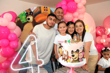 Foto | Argemiro Idárraga | LA PATRIA Juan Manuel Leyton Gómez, Cristian Leyton Mejía, Silvana Leyton Giraldo, Isabella Buriticá Giraldo y Paula Andrea Giraldo Patiño. Se reunieron para celebrar los cuatro años de vida de Silvana Giraldo.