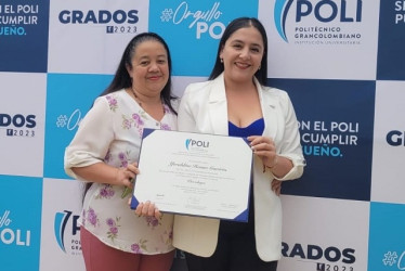 Foto | Cortesía | LA PATRIA Yeraldine Henao Gaviria obtuvo su título como Psicóloga del Politécnico Gran Colombiano, en Bogotá. La acompaña su madre, Luz Nidia Gavira.